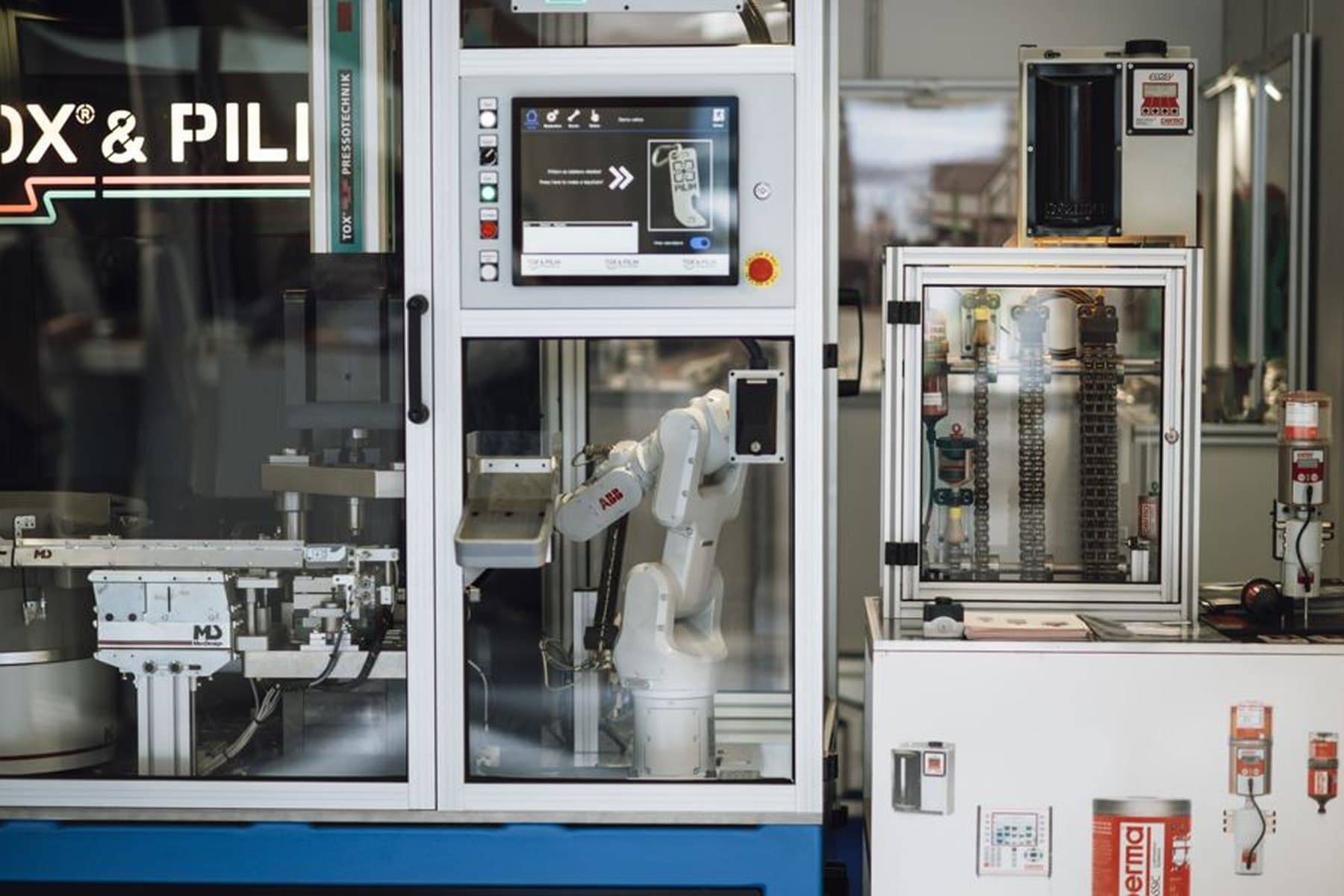 Industrial robot in a manufacturing line symbolizing process automation | Foto: Wikimedia Commons (CC BY)